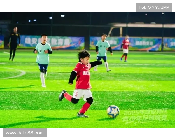 中国足球超级联赛新赛季开幕,豪门球队激战正酣,年轻球员崭露头角 中国足球超级联赛新赛季开幕,豪门球队激战正酣,年轻球员崭露头角