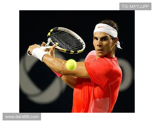 费德勒退役后首次亮相赛场，携手纳达尔共战双打展现深厚友谊